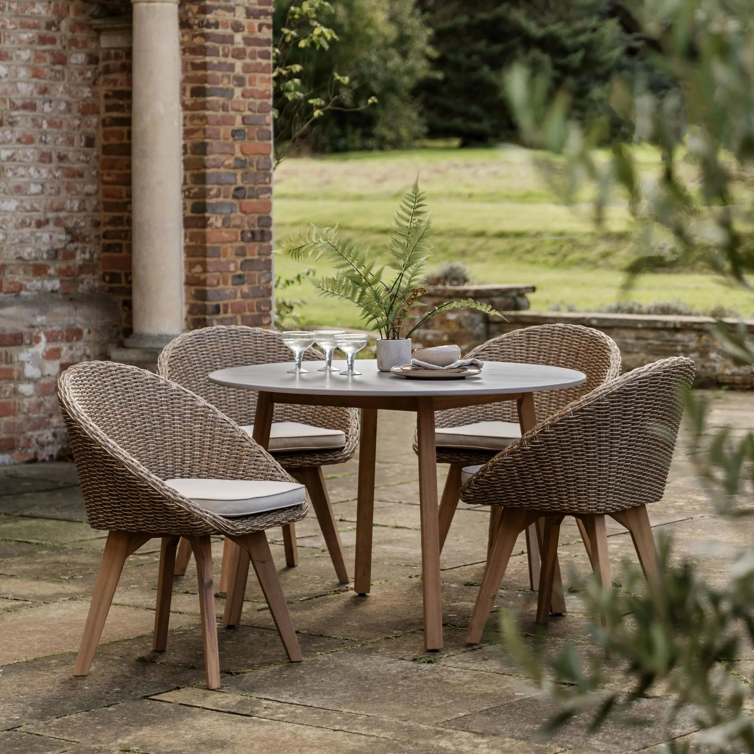 Petra Outdoor Natural 4 Seater Round Dining Set Outdoor 